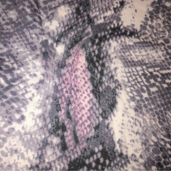 BB Dakota by Steve Madden Full Scale Snake Print Pullover, M NWT - Picture 4 of 6